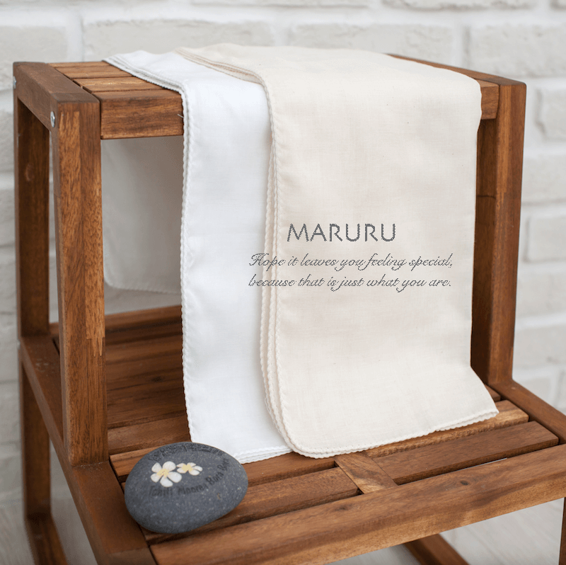 MARURU新生兒洗澡巾（左：白色、右：原色）
